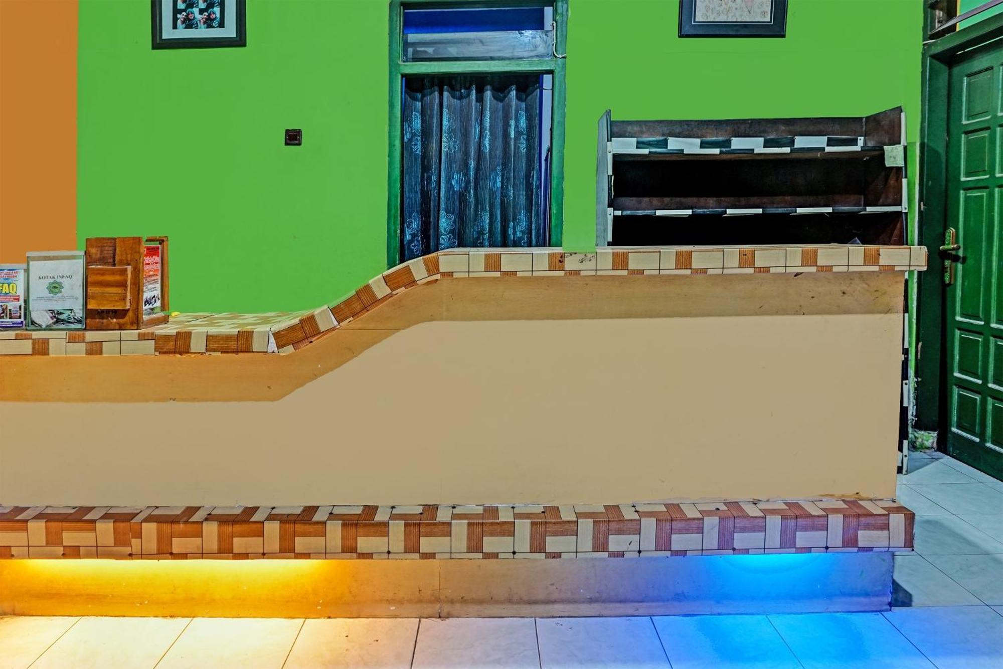 Oyo 91697 Nyaman Homestay Syariah Pare Exteriör bild