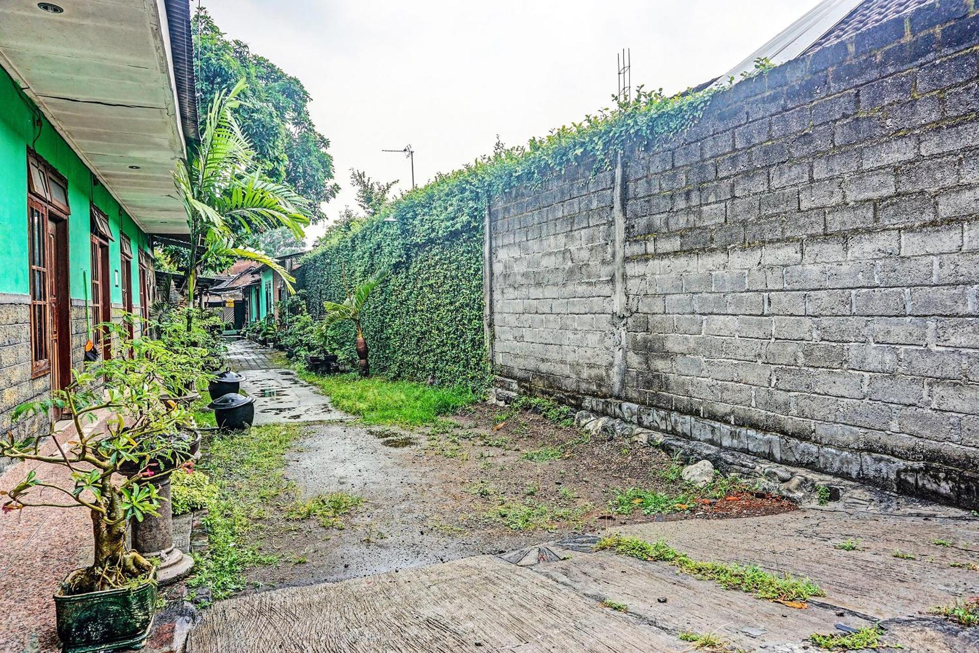 Oyo 91697 Nyaman Homestay Syariah Pare Exteriör bild