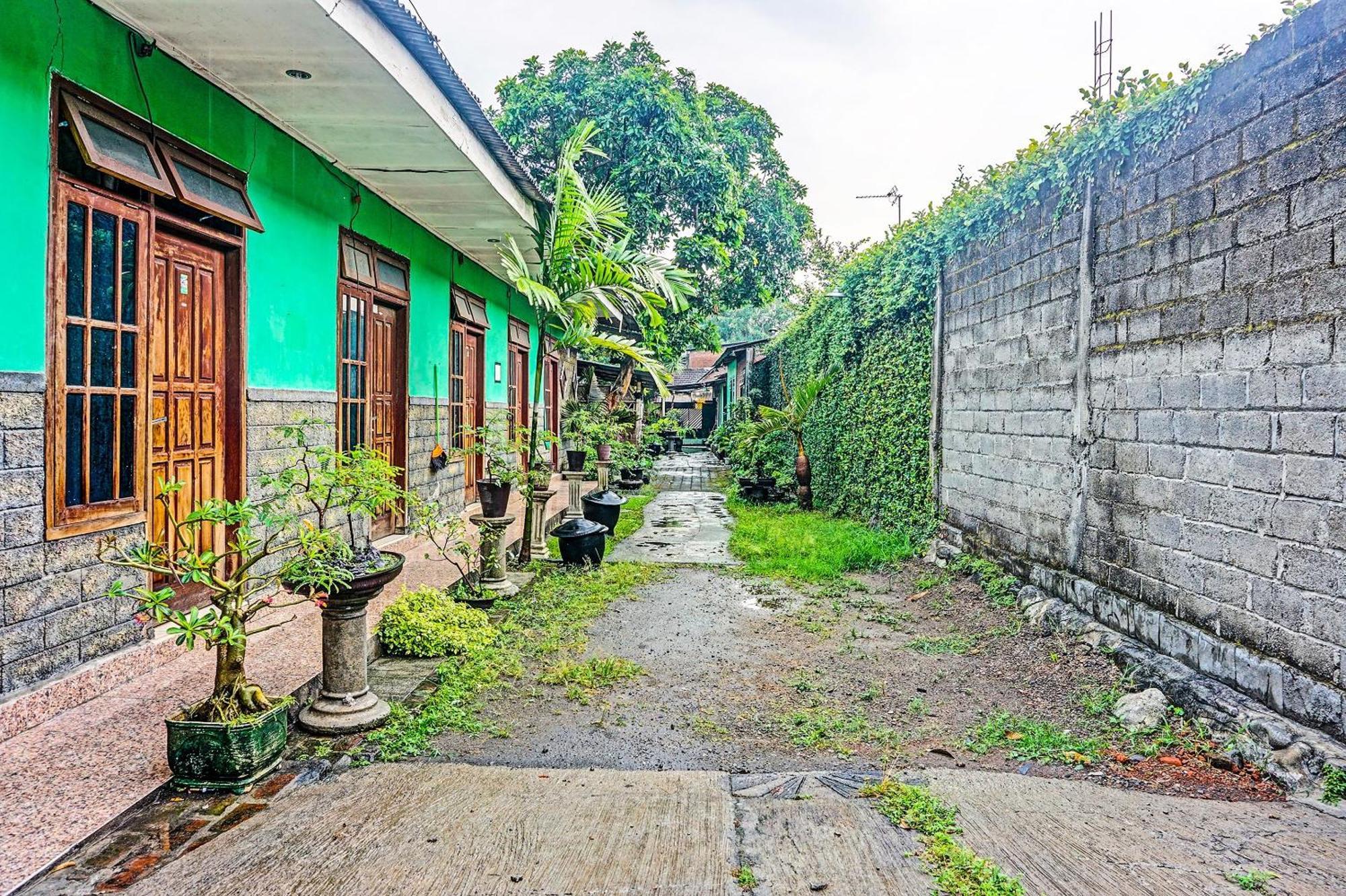Oyo 91697 Nyaman Homestay Syariah Pare Exteriör bild